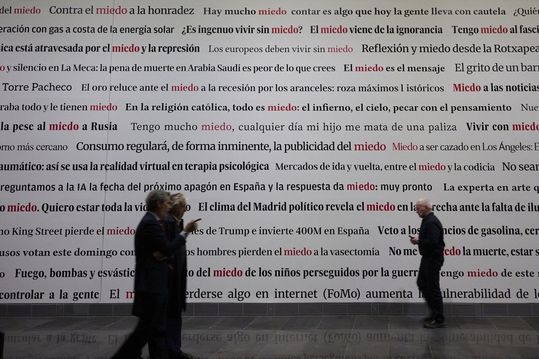Muntadas ha construido un gran mural, de 22 metros de largo por 4 y medio de alto, con titulares extraídos recientemente de prensa navarra y estatal en los que el término miedo o sinónimos están presentes.
