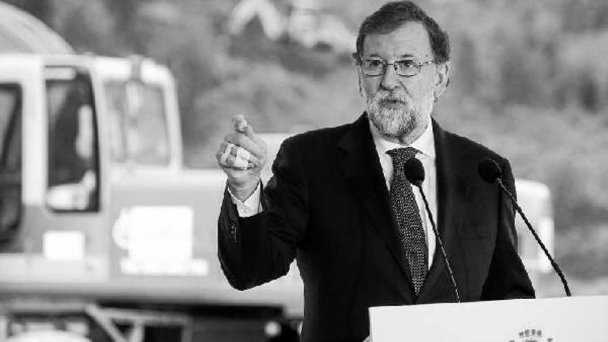 Rajoy prevé más crecimiento pero solo sube 2,8 millones de pensiones. Rajoy se rompe una falange de la mano derecha