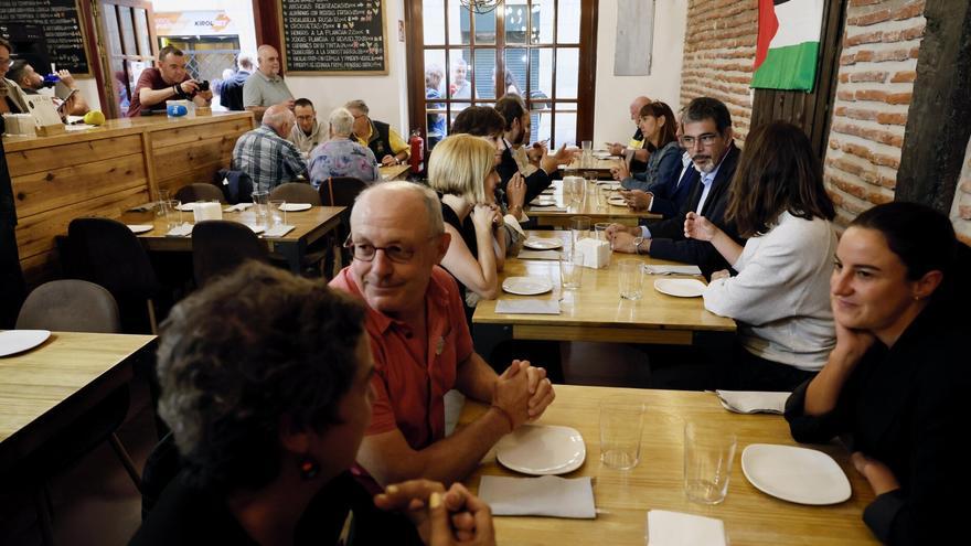 Goia asiste a una comida solidaria por Palestina en el restaurante Itxaropena