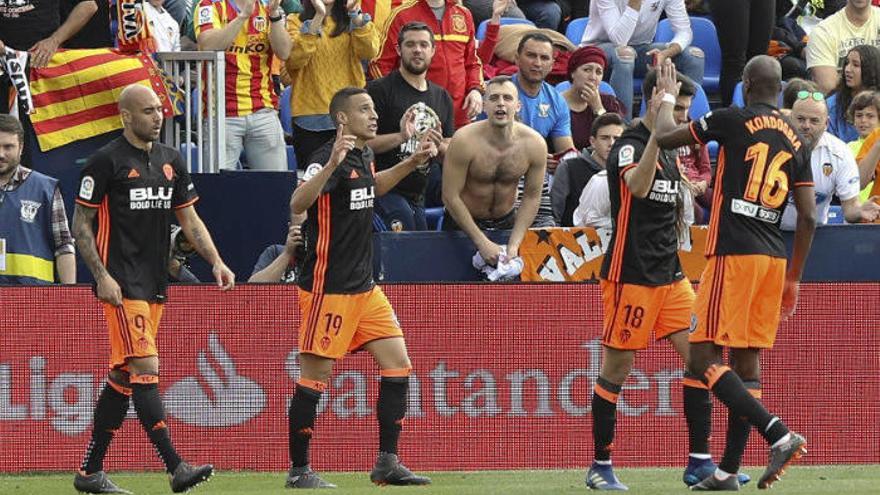Un Rodrigo en racha desatasca al Valencia en Butarque