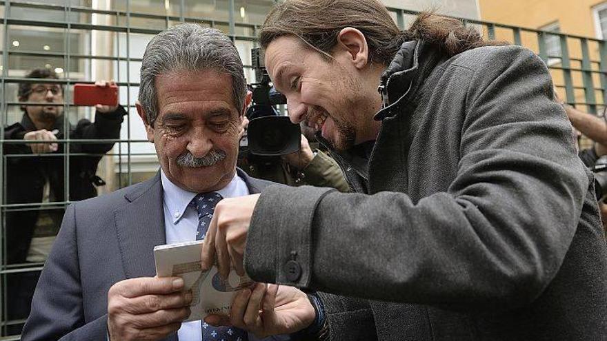 Iglesias regaló a Revilla el disco ‘78’, del rapero Tote King, ídolo de la hija del presidente cántabro.