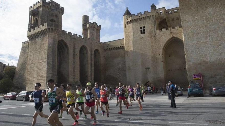 Corredores de las Diez Millas, junto al Palacio Real de Olite.