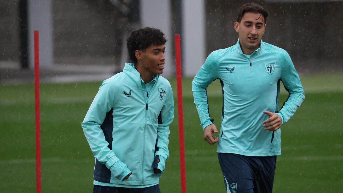 Selton y Asier Hierro durante el entrenamiento de esta mañana en Lezama