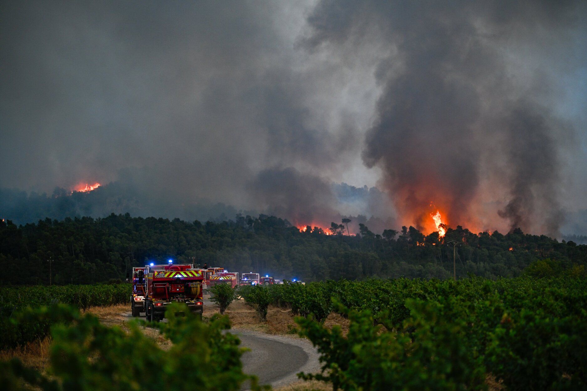Francia lucha contra uno de los peores incendios en medio siglo