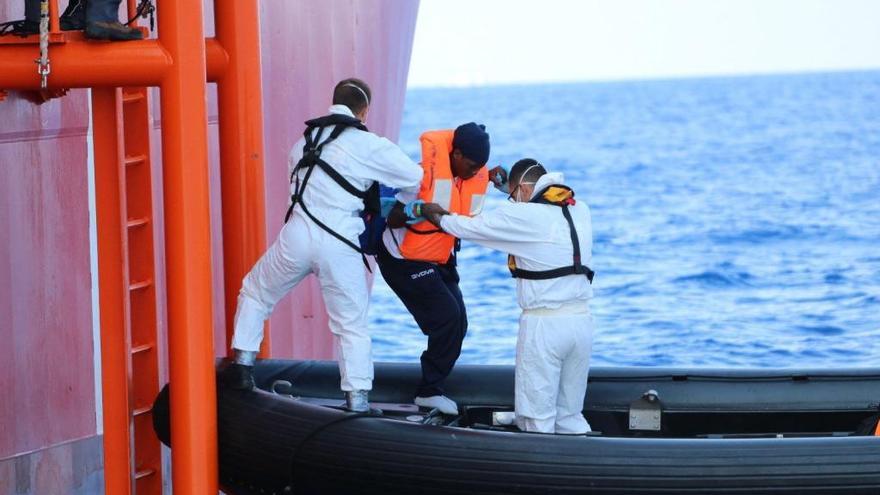 Imagen de archivo de un migrante bajando del Ocean Viking