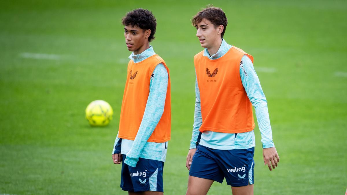 Selton Sánchez y Asier Hierro, durante un entrenamiento reciente del Athletic en Lezama