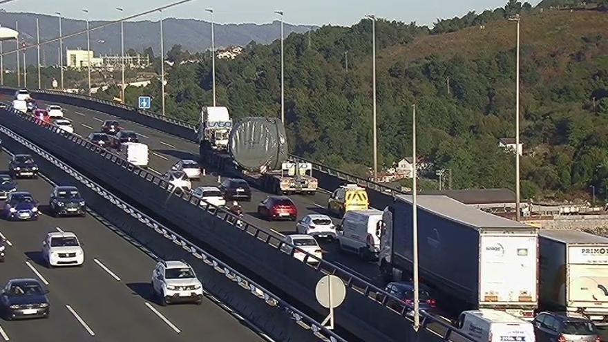 Retenciones kilométricas en Rontegi por la avería de un camión