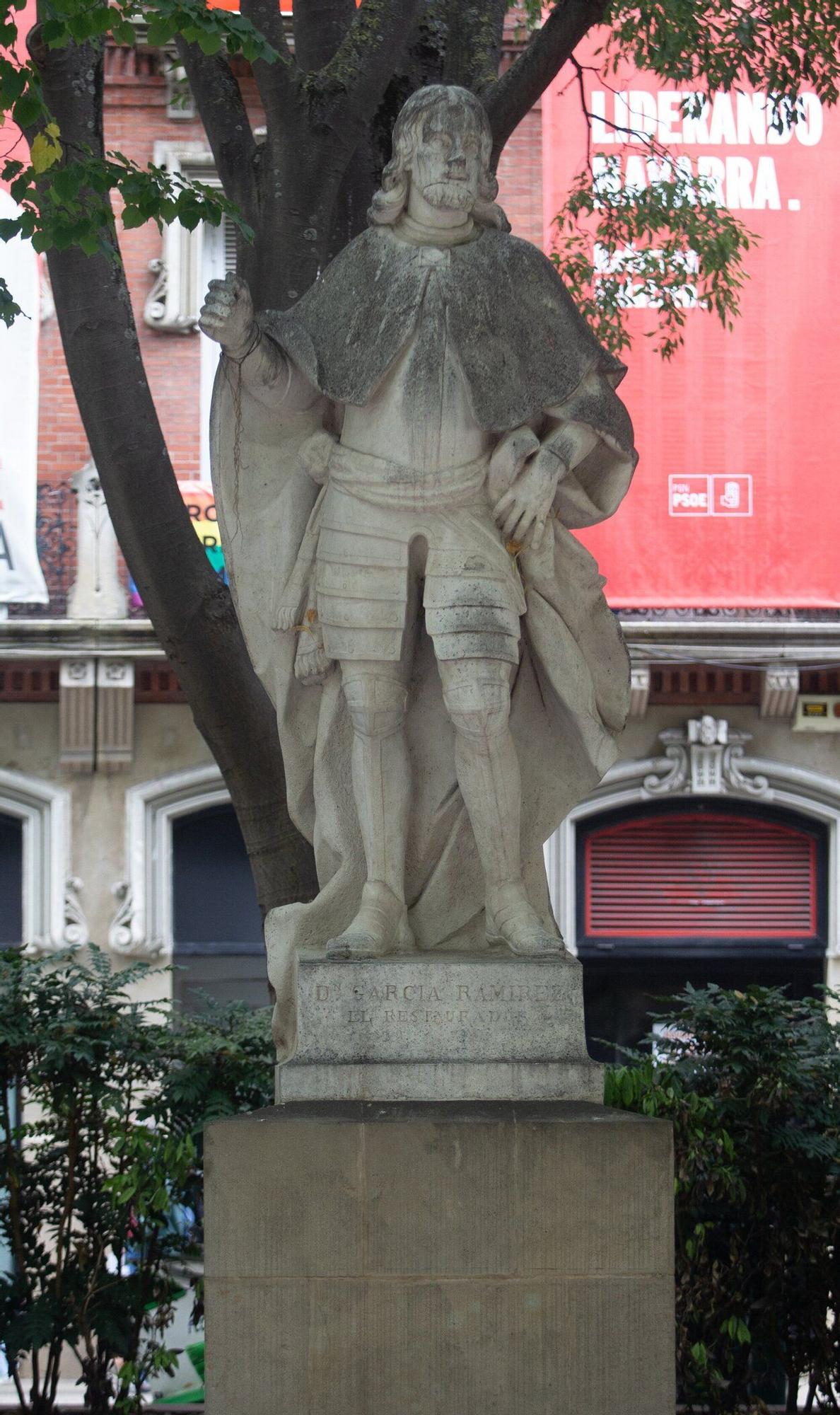 Fotos del inicio de los trabajos de marcaje para el traslado de las estatuas del Paseo de Sarasate