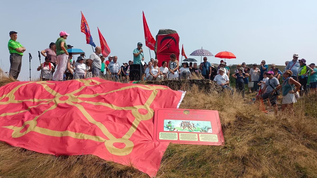 Acto simbólico cubriendo el monolito de Roldán, en el Alto de Ibañeta.