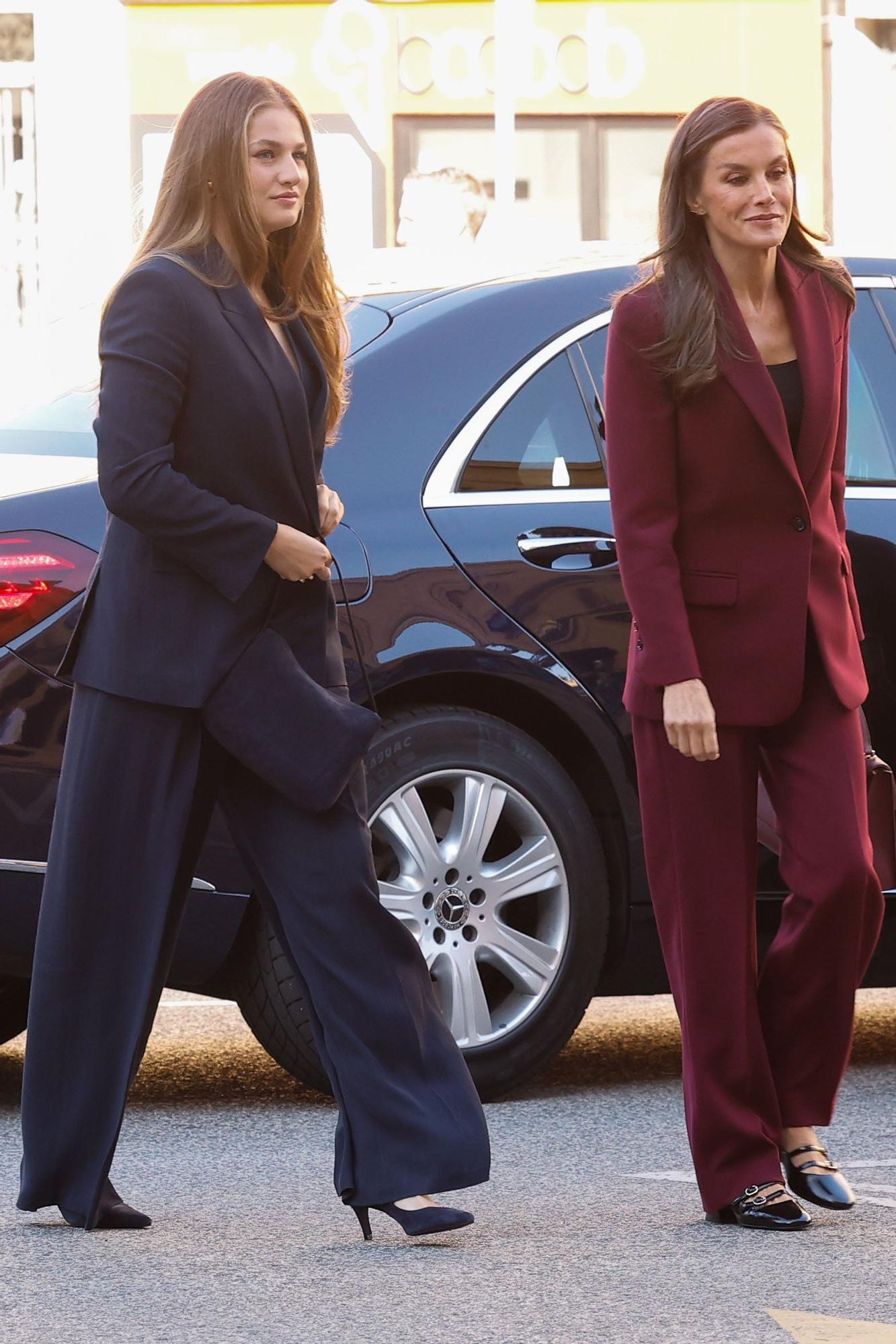 Otra imagen de la llegada de Leonor acompañada de Letizia al Palacio de Navarra.