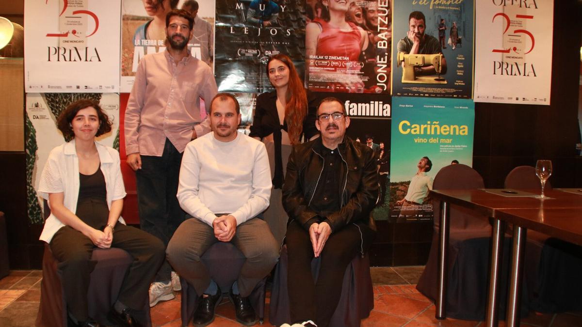 Gerar Oms y Gemma Blasco (arriba) y Sara Fantova, Sergi Miralles y Roberto Jiménez (abajo) junto a los carteles de las películas.