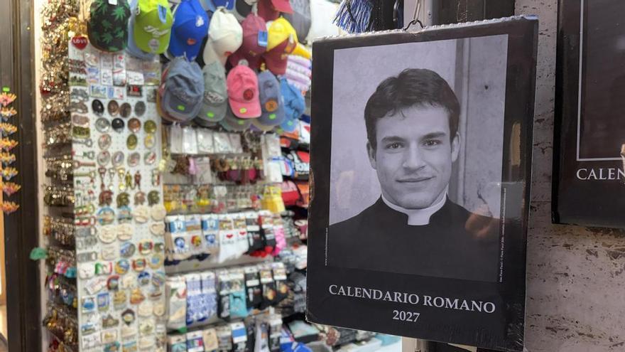 El 'cura guapo' del calendario más famoso de Roma: "Nunca he sido ni sacerdote"