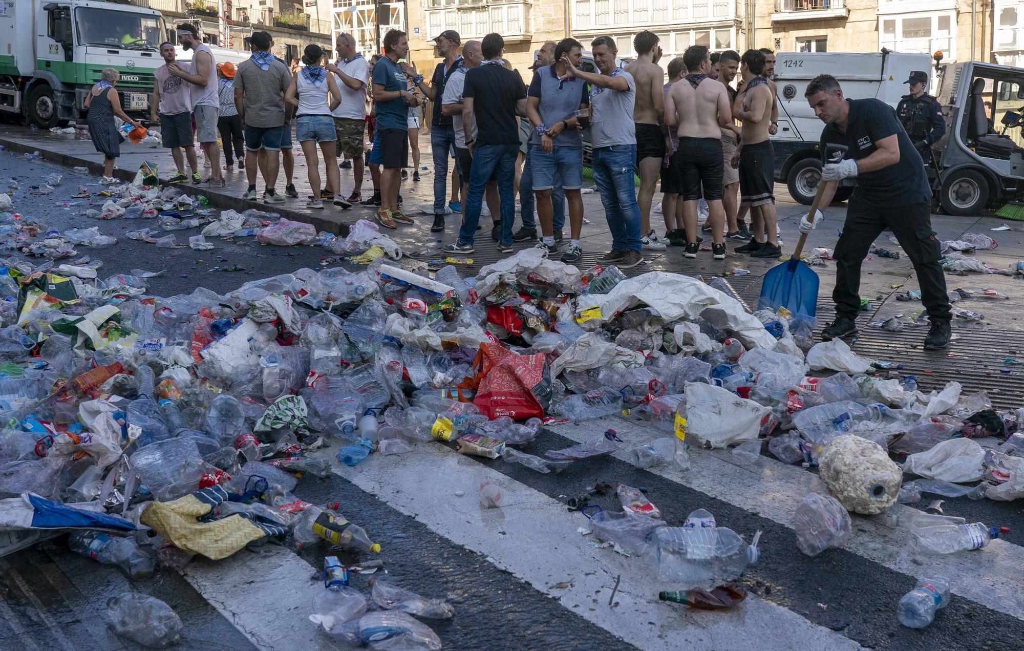 En imágenes: Los servicios de limpieza retiran la basura del txupinazo