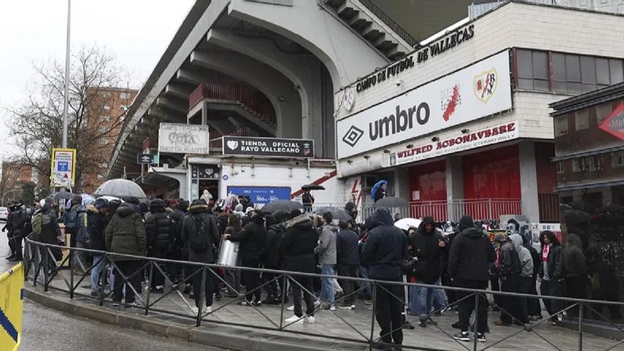 Devuelve cinco entradas en Vallecas tras suspenderse el Rayo-Oviedo y le dan el dinero así