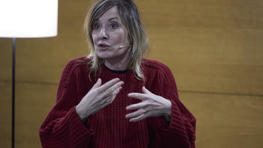 "Cuántas veces nos han felicitado a las mujeres por no dar problemas, por ser encantadoras, por ir bien arregladas..."