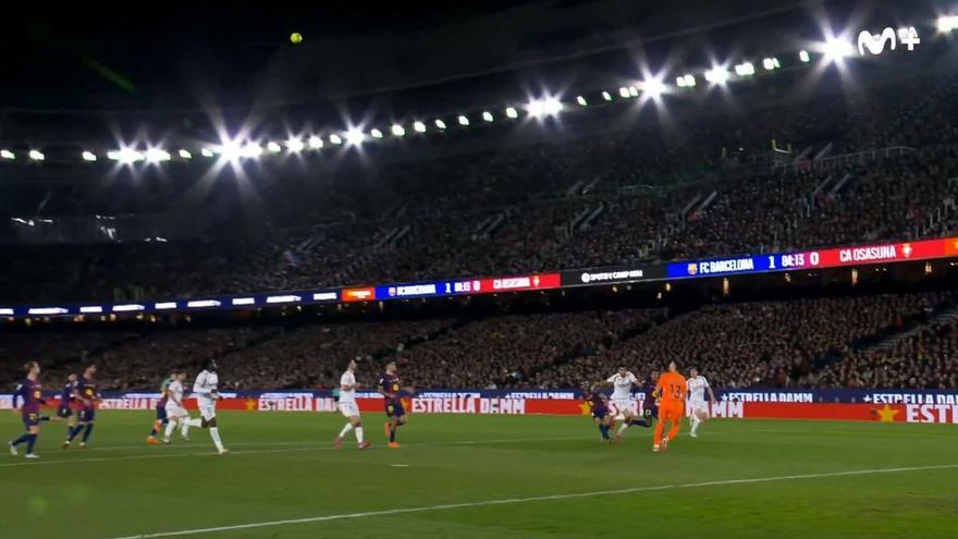 ¿Por qué Catena cae en el área del Barcelona, la jugada acaba en gol y el VAR no llamó al colegiado?