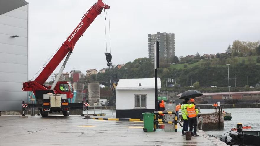 Rescate del camión de la basura se cae al mar en Pasaia