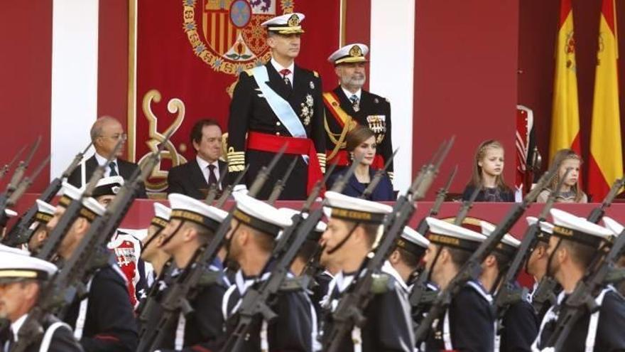 Los reyes de España presiden el desfile militar en Madrid