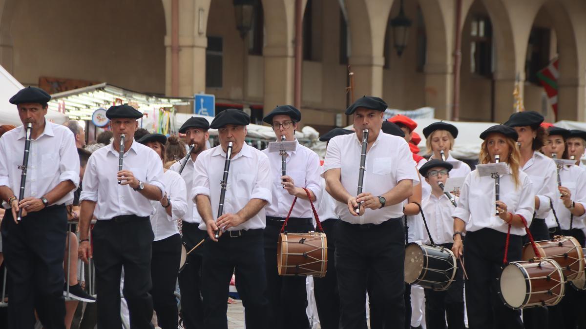 Alboradak Txistulari taldea poniendo ritmo en las calles.