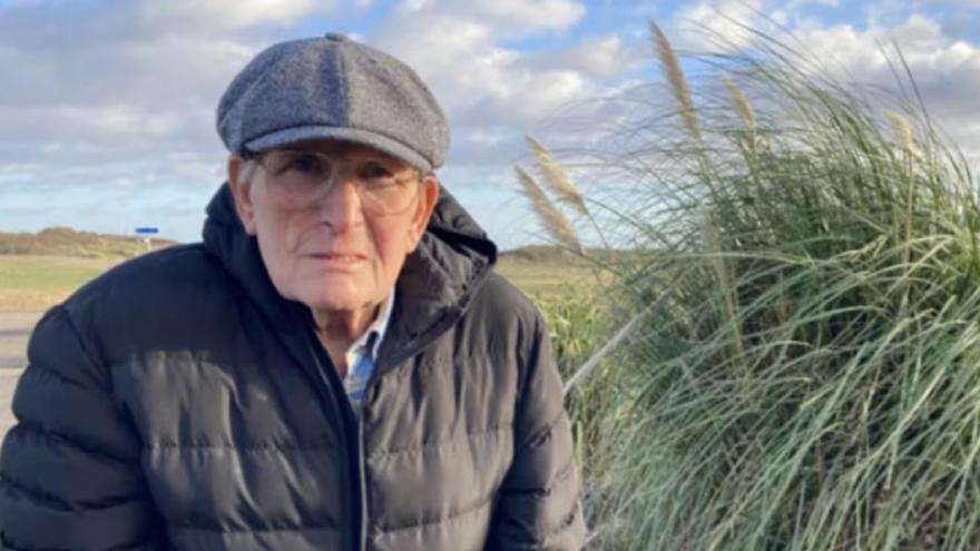 A un anciano se le mete una hoja en la boca, la escupe y le multan con 285 euros