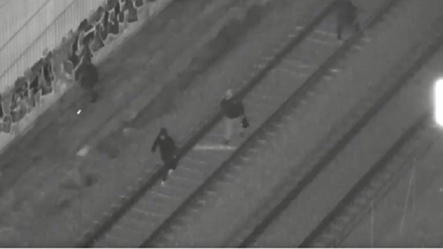 Una captura de grabación de la Policía Nacional, en la que se muestran a presuntos autores de graffitis en una estación de tren
