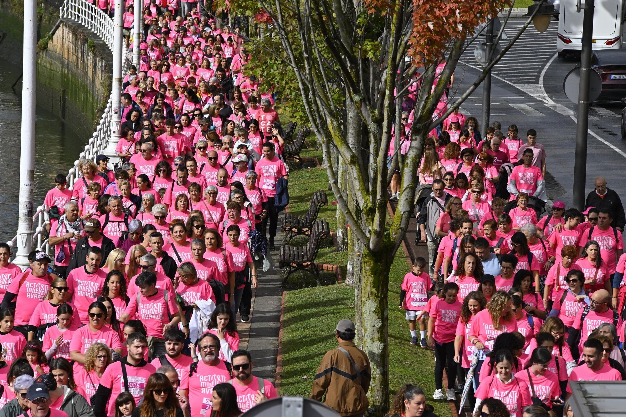 En imágenes: los paraguas tiñen la marea rosa de Bilbao