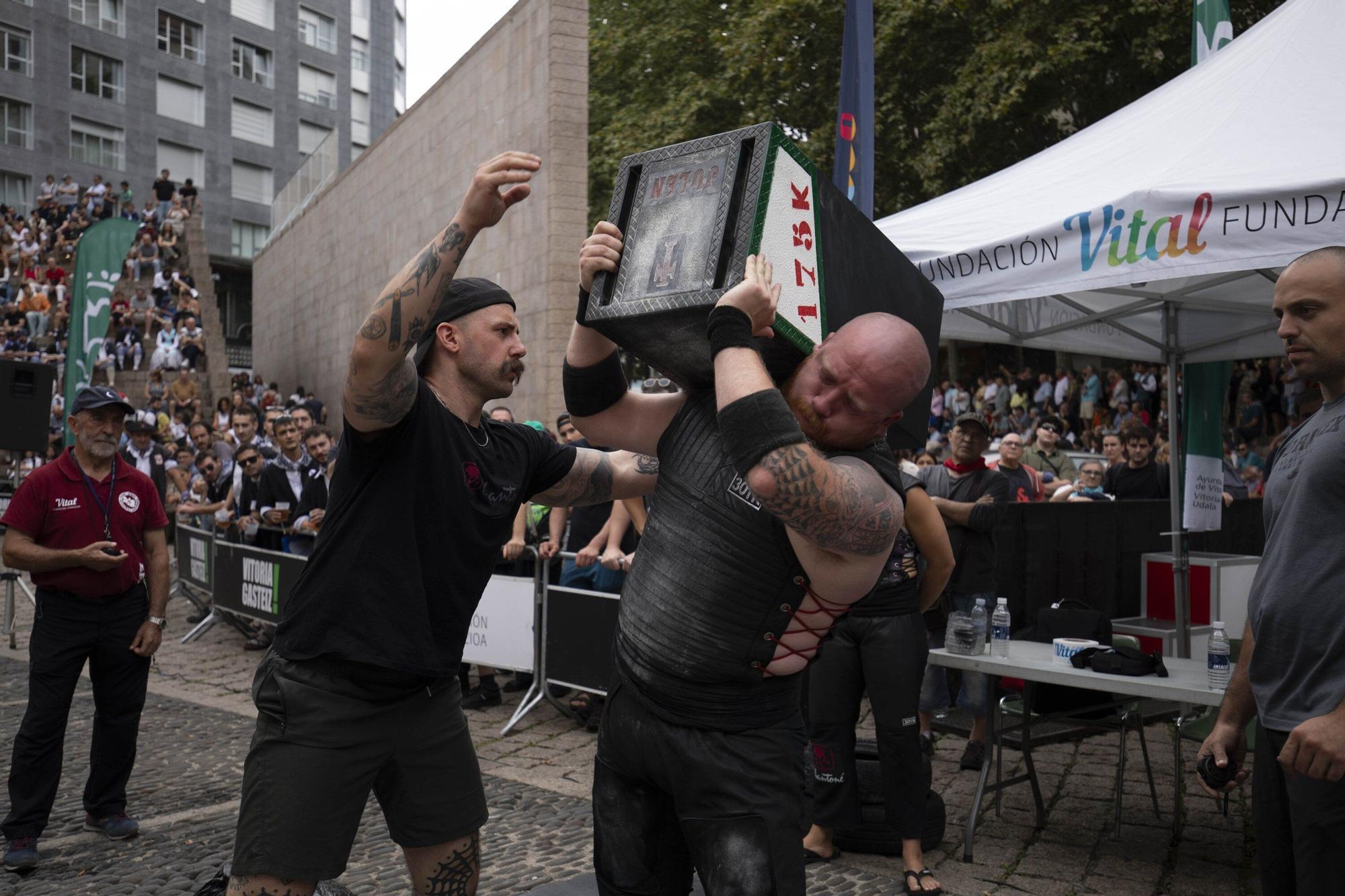 En imágenes: El torneo Virgen Blanca de Herri Kirolak se adueña de la Plaza de Los Fueros