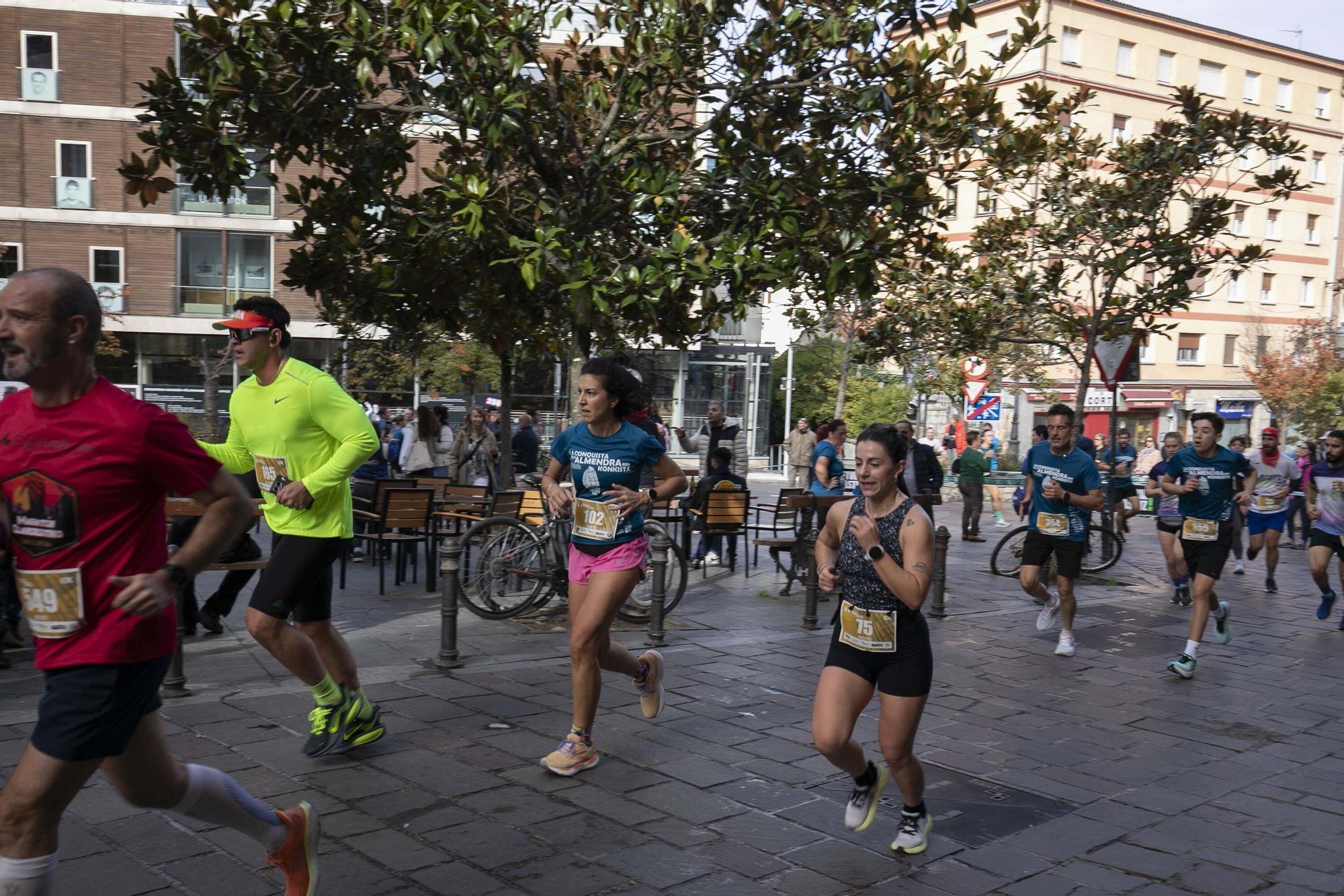 En imágenes: Miles de personas participan en La Conquista de la Almendra