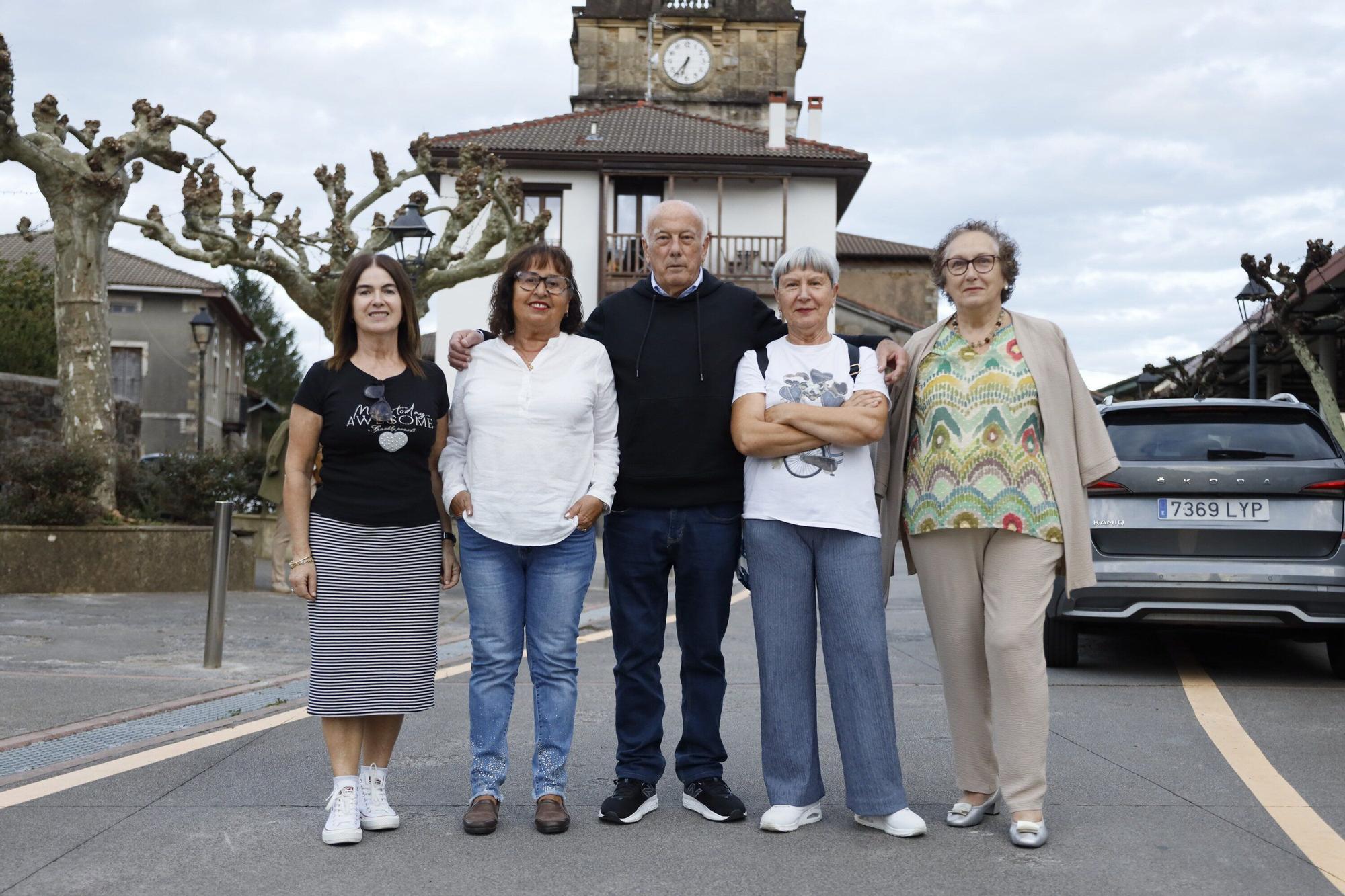 Rosa Gamboa, Carmen Docio, Javi Gamboa, Maribel Goitia y Flori Elgezabal acudieron en representación de la asociación de jubilados de Gamiz-Fika.