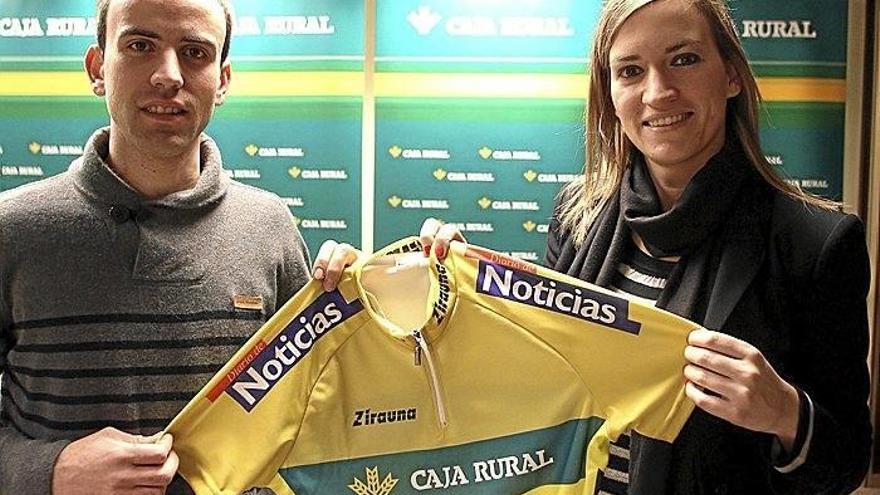 Ander Villanueva, coordinador de la Copa, y Carmen Díaz de Rada, de Caja Rural.