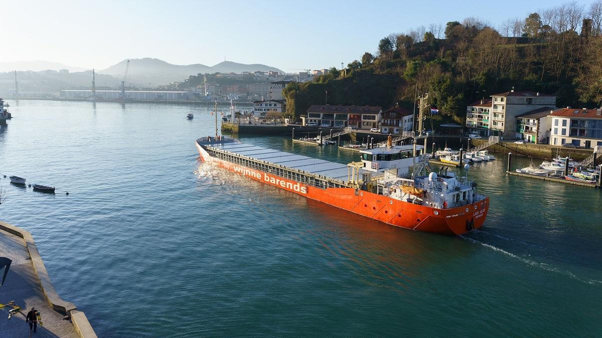 Un barco entra en el Puerto de Pasaia.