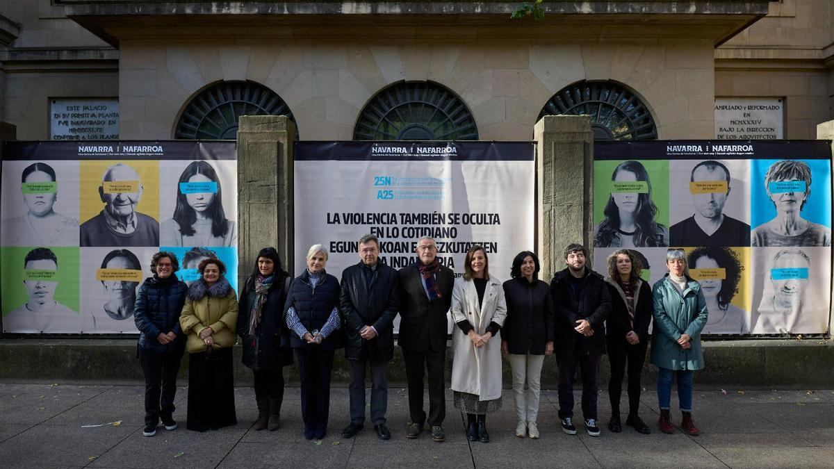 El vicepresidente Félix Taberna, el Defensor del Pueblo, Patxi Vera y representantes del INAI y de los grupos parlamentarios frente a los carteles.