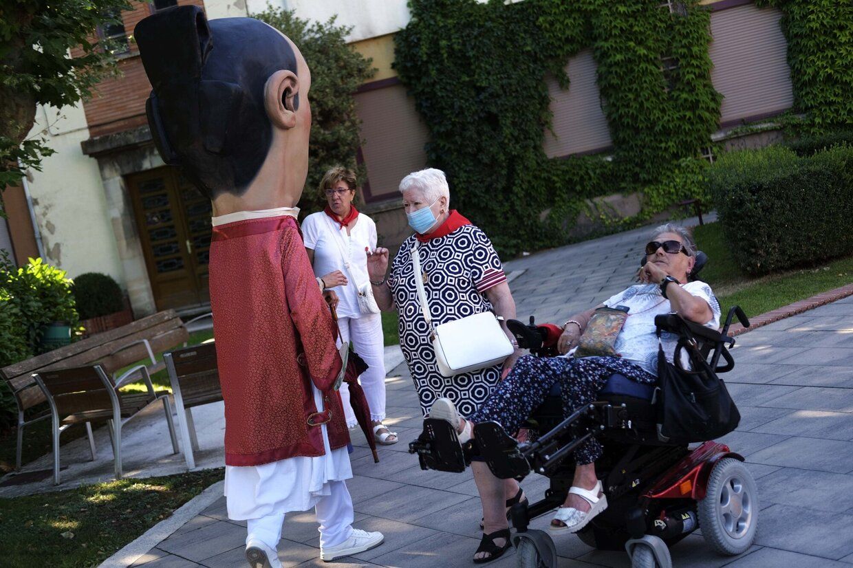 La comparsa de gigantes y cabezudos visita la Casa de la Misericordia