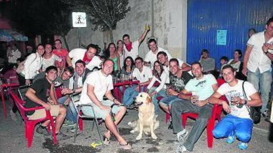 Cuadrilla de jóvenes disfrutando de la noche en una terraza.