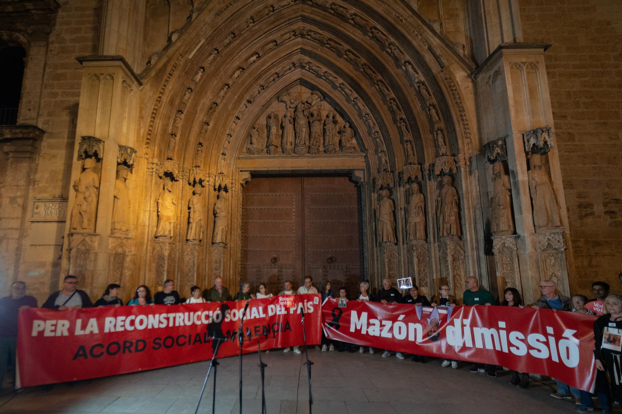 Una concentración ciudadana en València celebra la marcha de Mazón