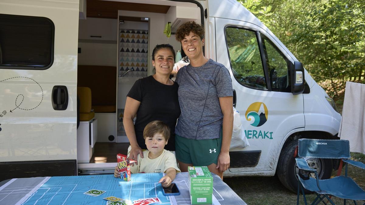 Sonia, Leticia y Leo han alquilado una &#039;camper&#039; en Aldaia para recorrer el norte.
