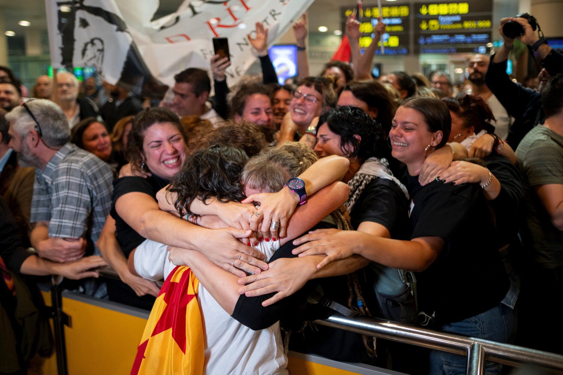 Llegada de los 27 integrantes de la flotilla a Gaza a los aeropuertos de Madrid, Bilbao y Barcelona