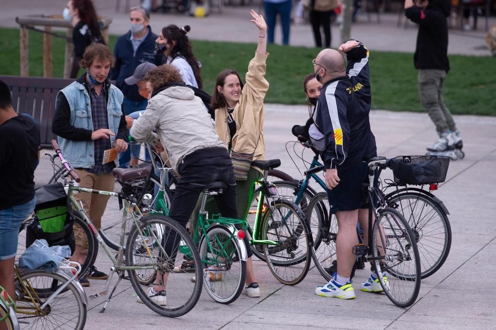 Gente reunida antes de iniciar la marcha denominada "Masa crítica", un movimiento global que, una vez al mes, reivindica de forma festiva el espacio de la bicicleta en las ciudades.