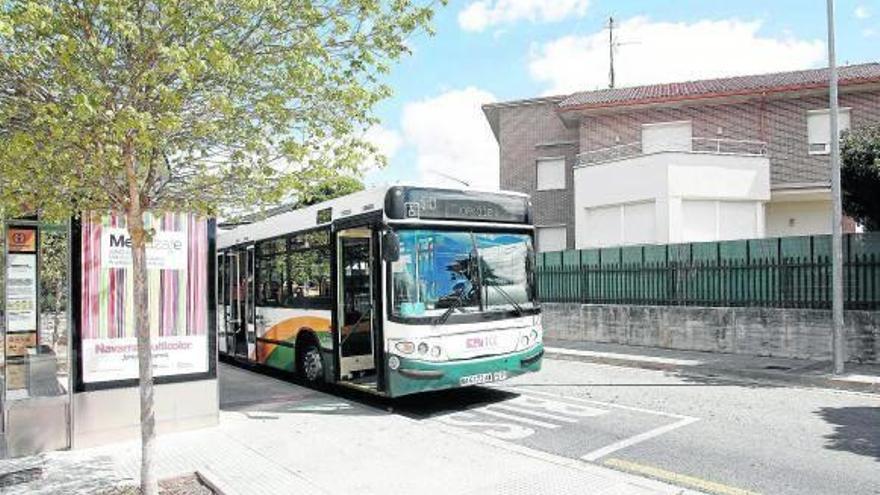 Una villavesa estacionada en la parada de la plaza Juslapeña de Orkoien, junto a una vivienda.