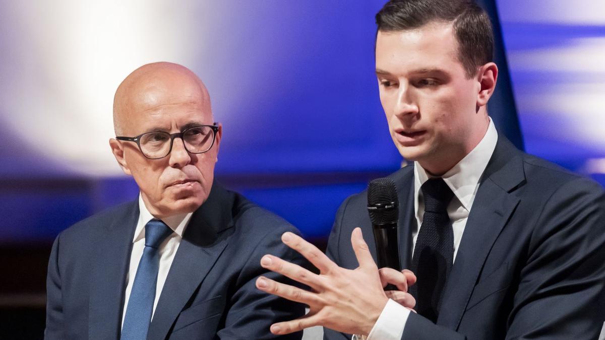 Éric Ciotti (izda), controvertido dirigente de Los Republicanos, con Jordan Bardella (dcha), líder de la ultraderechista Agrupación Nacional.