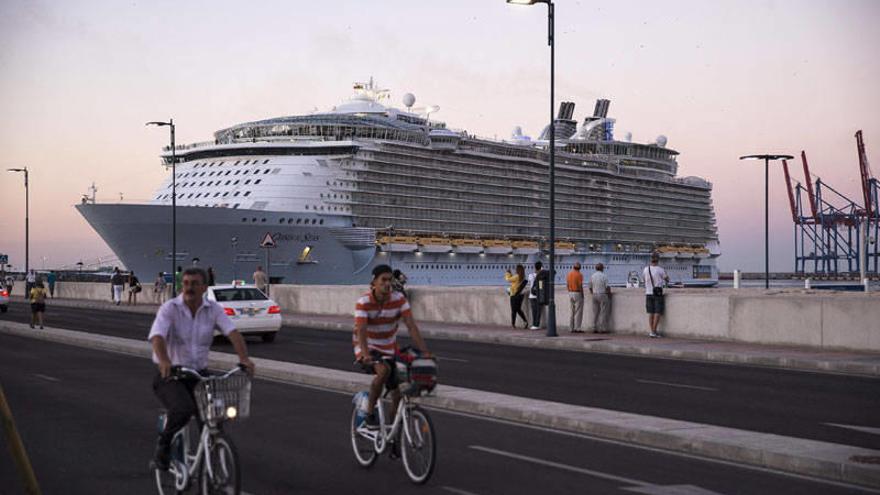 El mayor barco del mundo, el crucero &quot;Oasis of the Seas&quot; con capacidad para 6.300 pasajeros y 2.300 tripulantes y 362 metros de eslora, en Málaga.