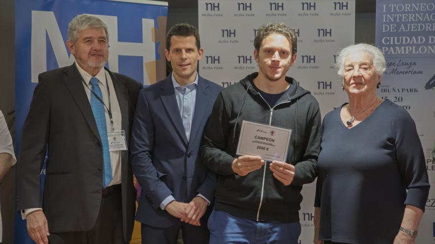 Carlos Albornoz triunfa en Pamplona