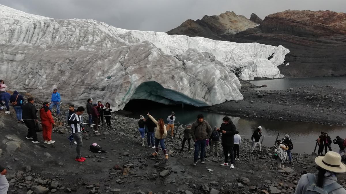 Turistas visitando un glaciar en la Cordillera Blanca.