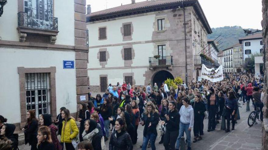 Neska gazteen lurrikara morea