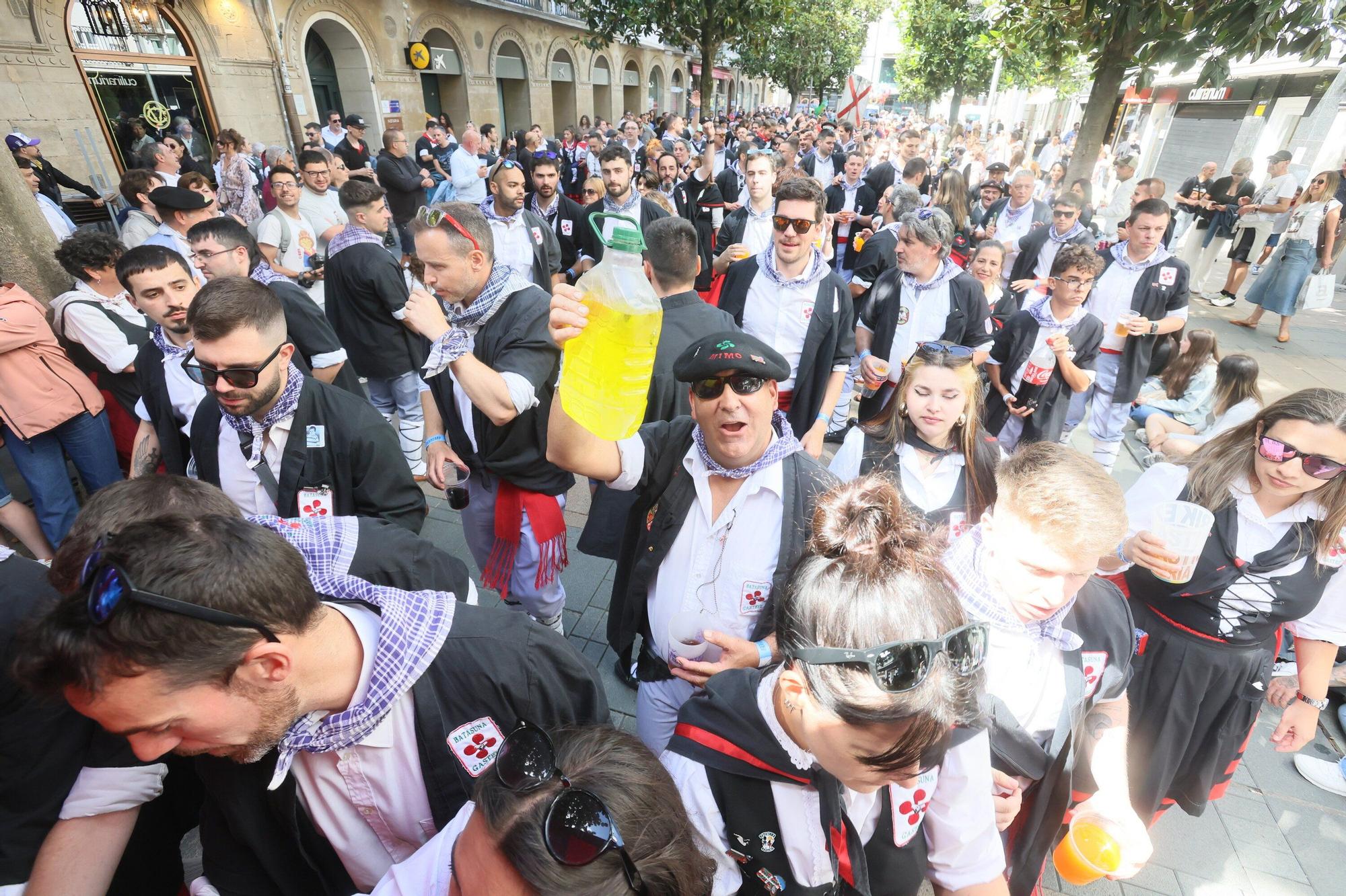 En imágenes: Blusas y neskas desfilan en una kalejira por Santiago