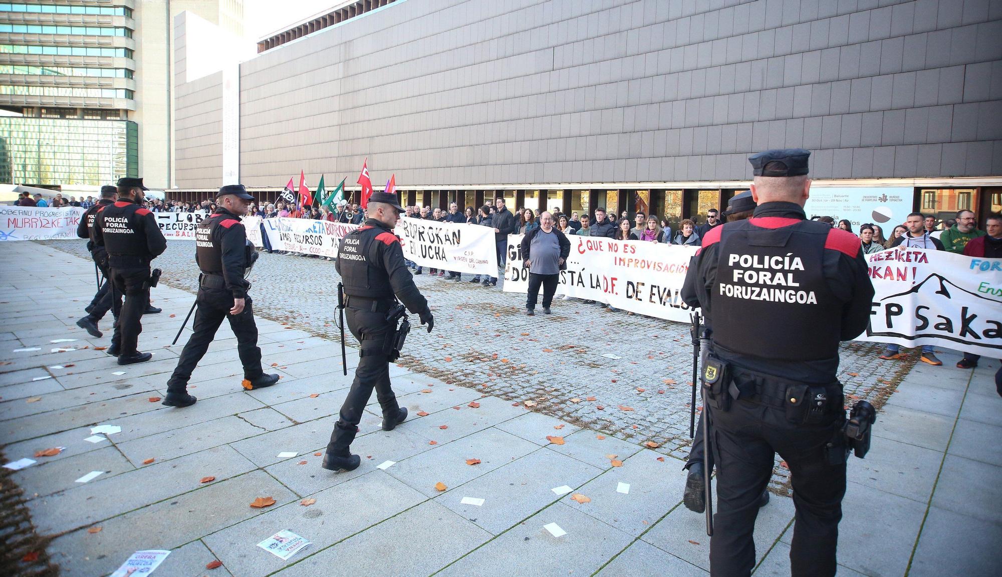 FOTOS | Momentos de tensión en la concentración de docentes de FP ante el Foro del Baluarte