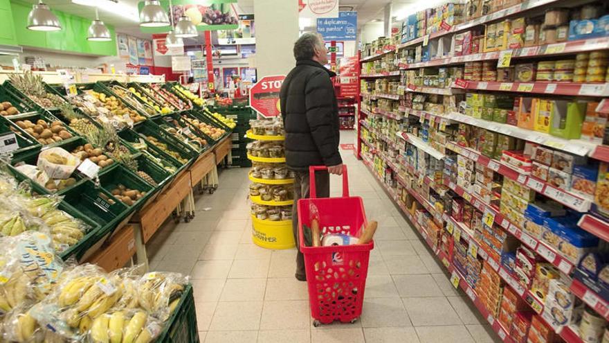 Un hombre realiza la compra en un supermercado.