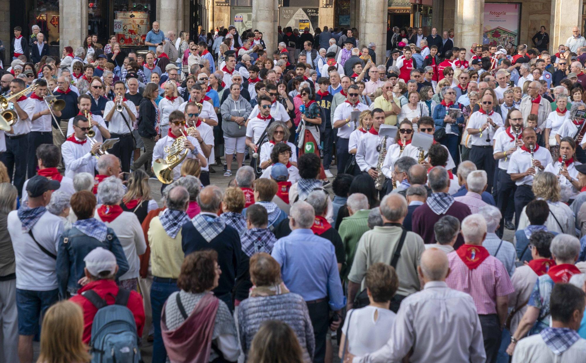 En imágenes: Las dianas llaman a la fiesta en la Plaza Nueva