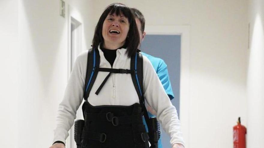 Arantxa Medina, en terapia de rehabilitación con el exoesqueleto.