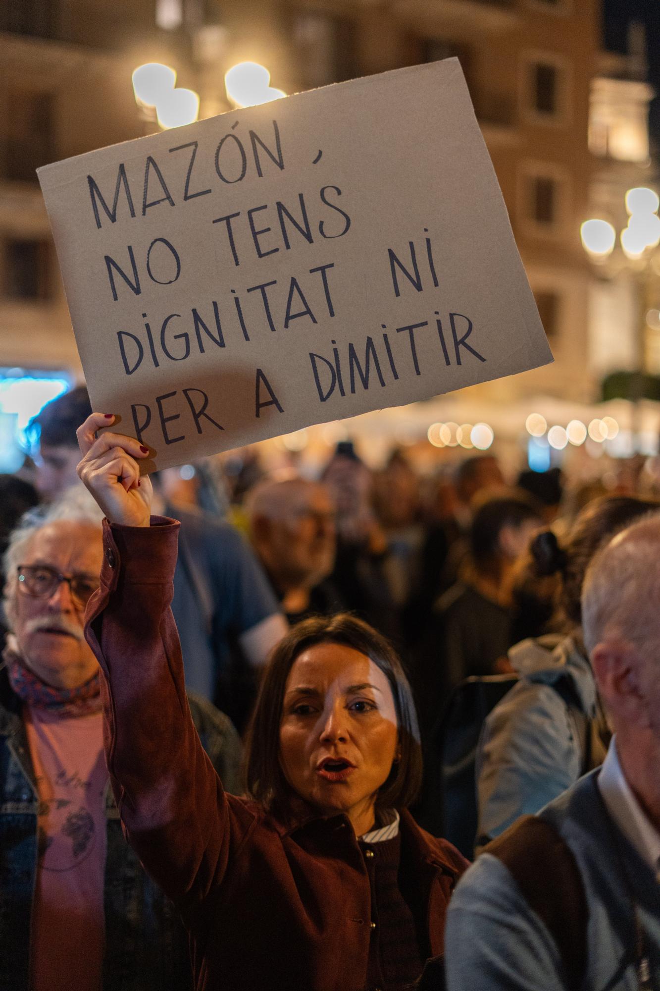 Una concentración ciudadana en València celebra la marcha de Mazón